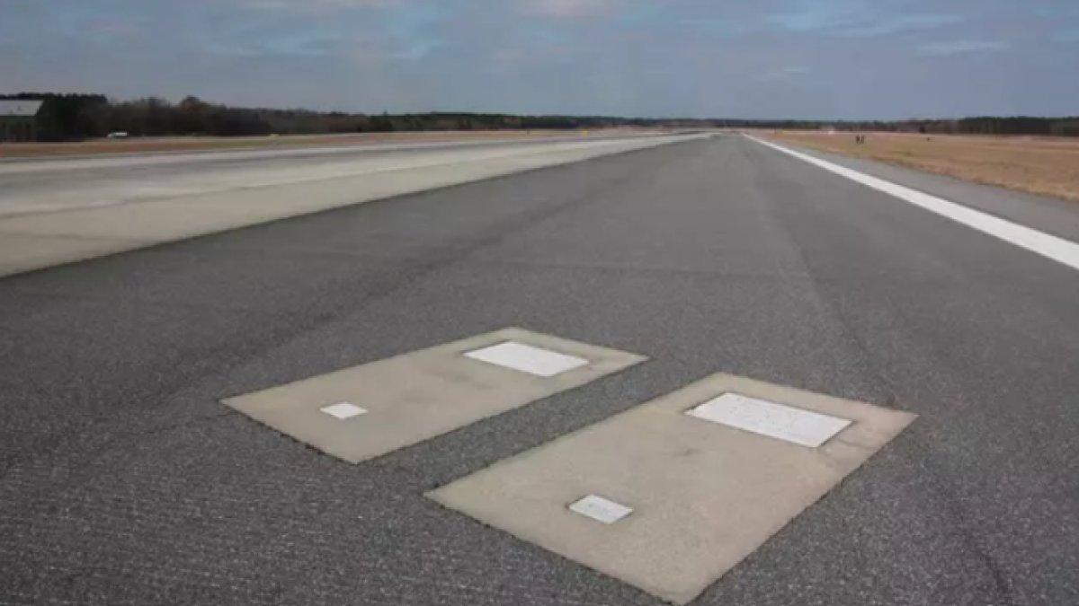 2 Makam berjejer di bandara