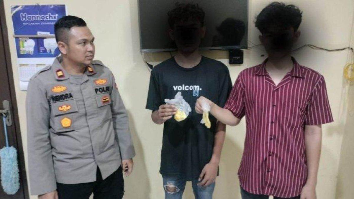 2 pemuda asal Aceh kepergok hirup lem cap kambing di taman Bustanussalatin.