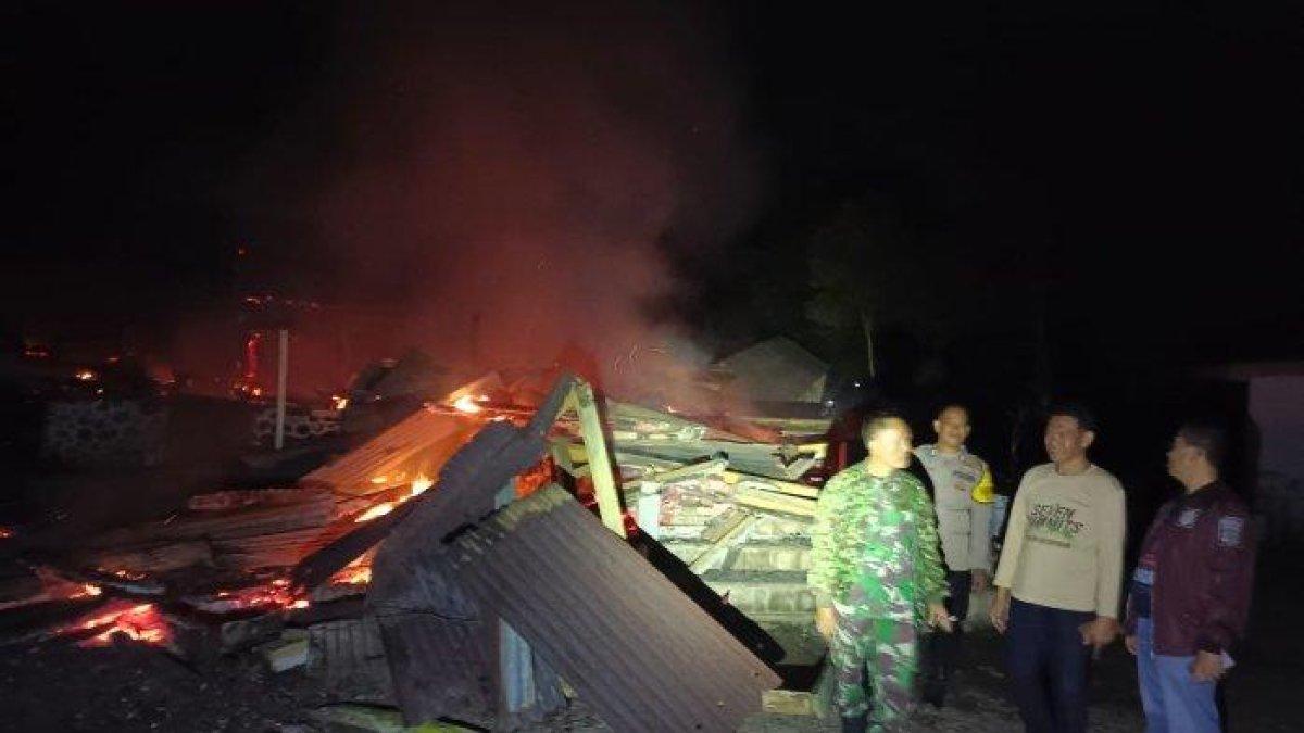 RUMAH DIBAKAR - 2 rumah asisten tanaman PTPN XI Bondowoso dibakar. kronologi kejadian ini berawal dari warga yang hendak membuat Siskamling di lahan toga milik PTPN dengan ijin Kepala Desa. Namun, tidak diijinkan oleh PTPN. Sehingga, anggota TNI melarang berujung cekcok dan pemukulan, Kamis, (15/5/2025).