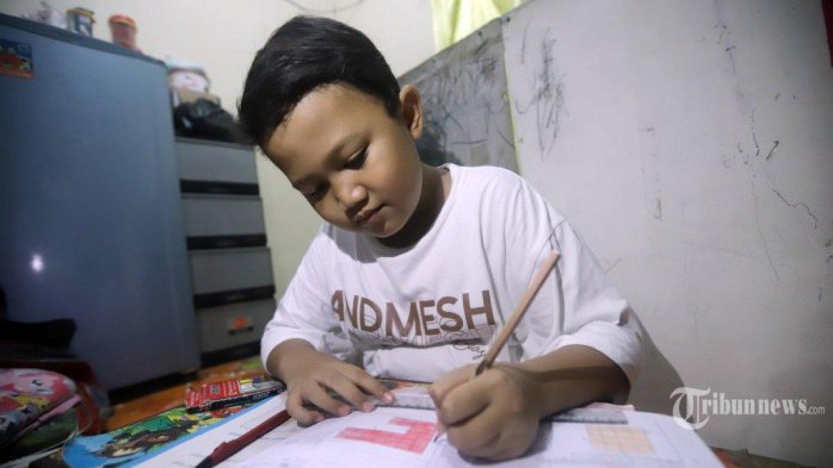 Siswa belajar dari rumah didampingi orangtua, 