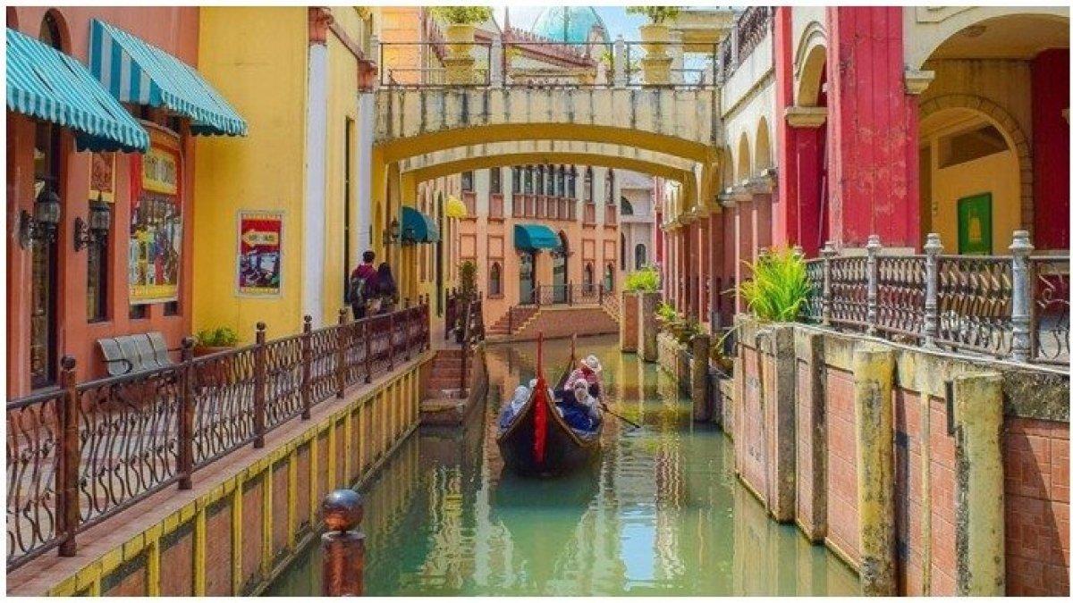 Wahana perahu di Little Venice