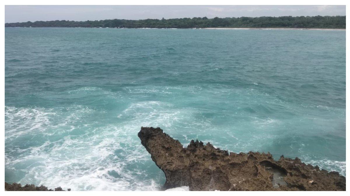 Pemandangan air laut di Pantai Panfolok