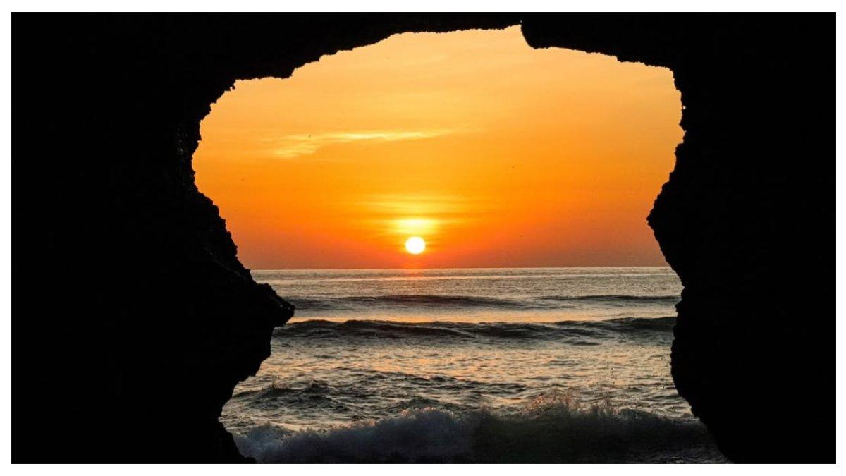 Pemandangan sore hari saat matahari terbenam di pantai panfolok