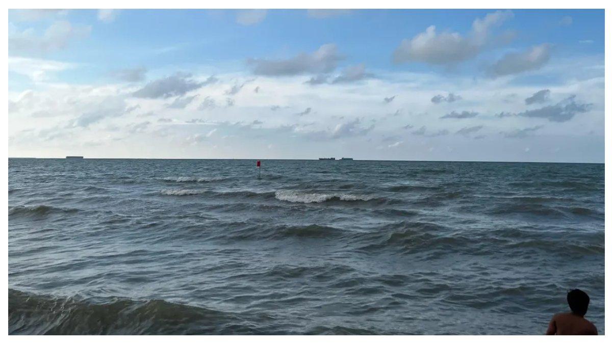 Suasana di pantai alam indah