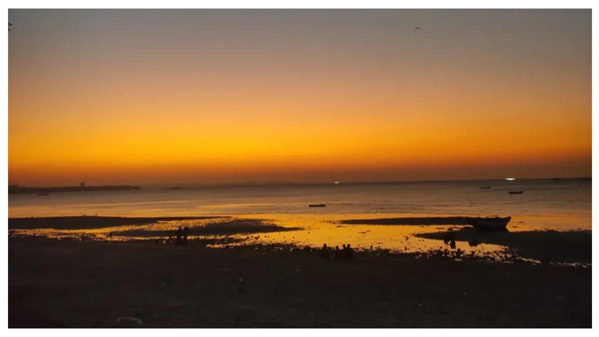 Pemandangan sunset di Pantai Batu Nona