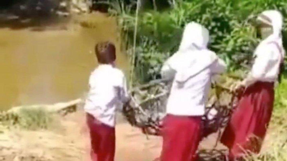 3 Bocah SD Bergelantungan Lewati Sungai Demi Pergi ke Sekolah
