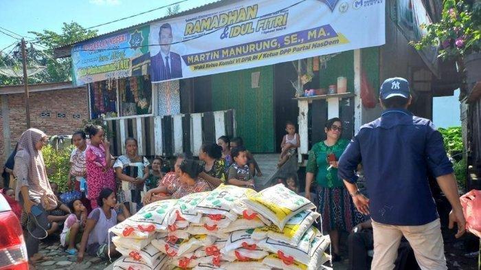 30 ribu paket sembako berupa beras dan gula bagikan ke beberapa kabupaten.