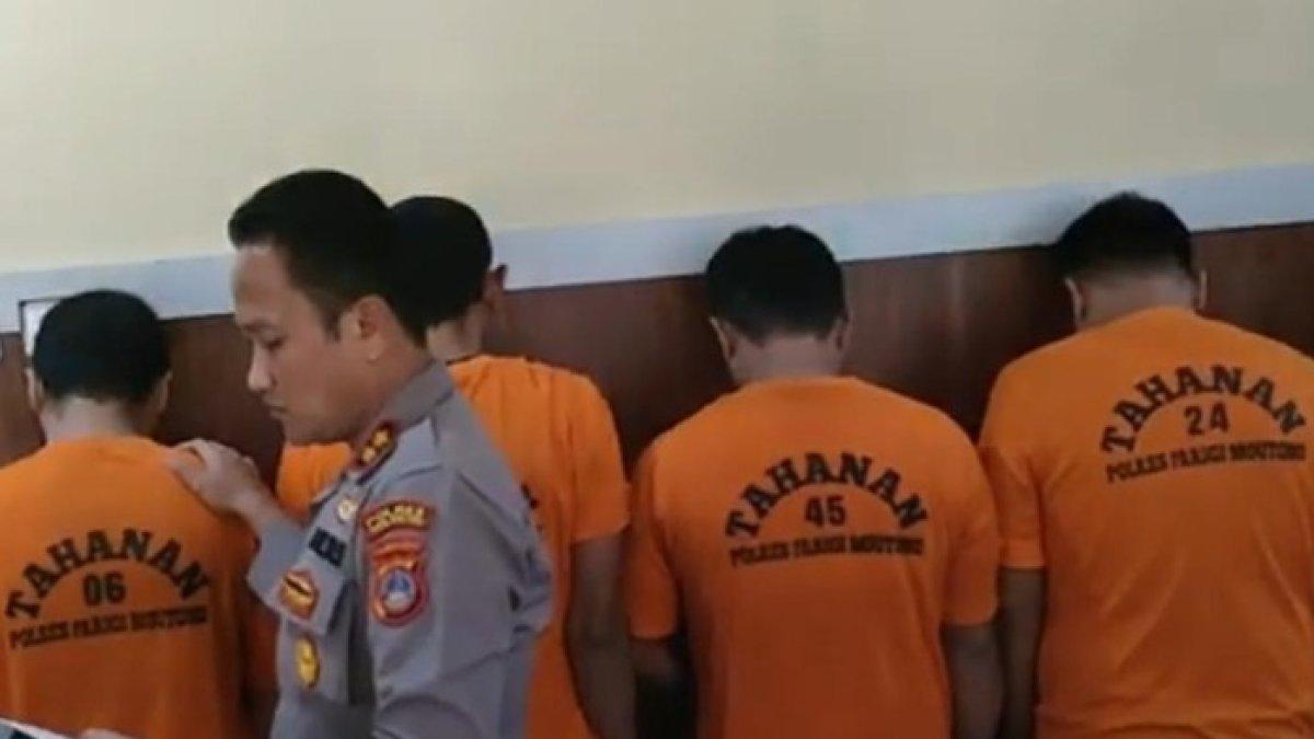 5 pelaku rudapaksa gadis Parigi, Sulsel saat diamankan polisi.