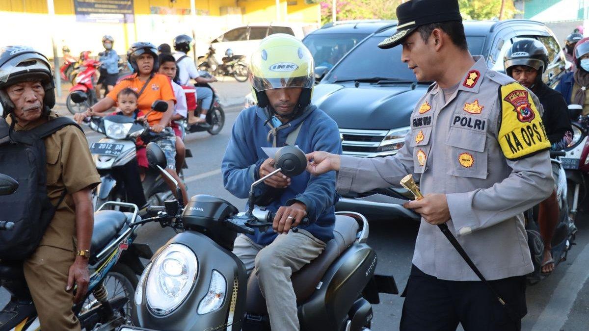 FOTO AKBP FAJAR - Kapolres Sumba Timur AKBP Fajar Widyadharma, turun ke jalan sambil menyebarkan pamflet yang isinya imbauan tentang bahaya Tindak Pidana Perdagangan Orang (TPPO), kepada para pengendara di Kota Waingapu, ibu kota Kabupaten Sumba Timur, Senin (5/6/2023). Kini AKBP Fajar terjerat kasus pencabulan anak di bawah umur.
