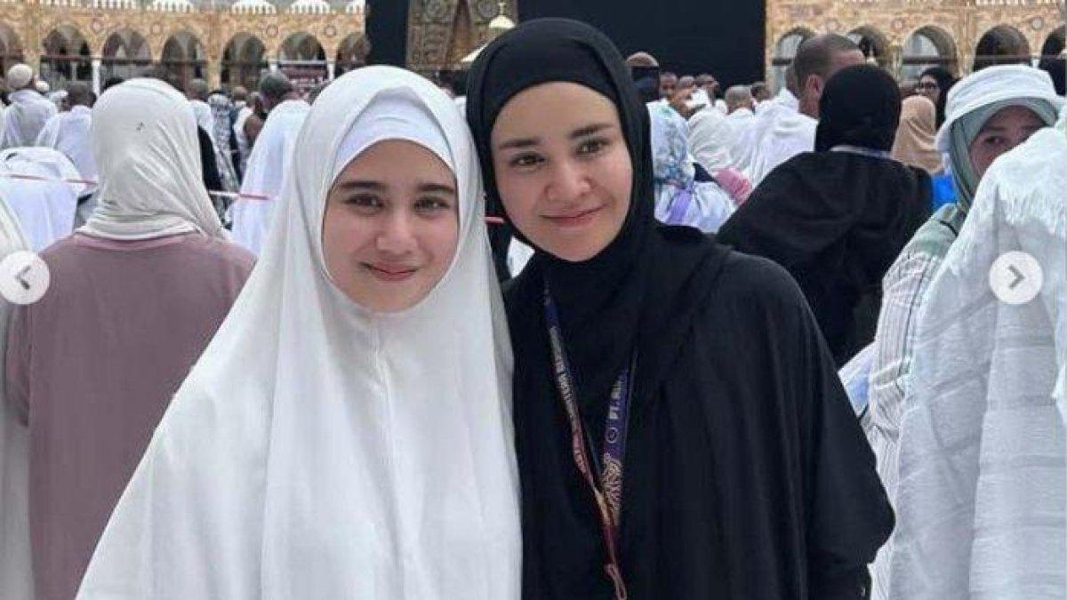 ARTIS UMRAH - Michelle Ziudith dan Tissa Biani saat umrah bersama