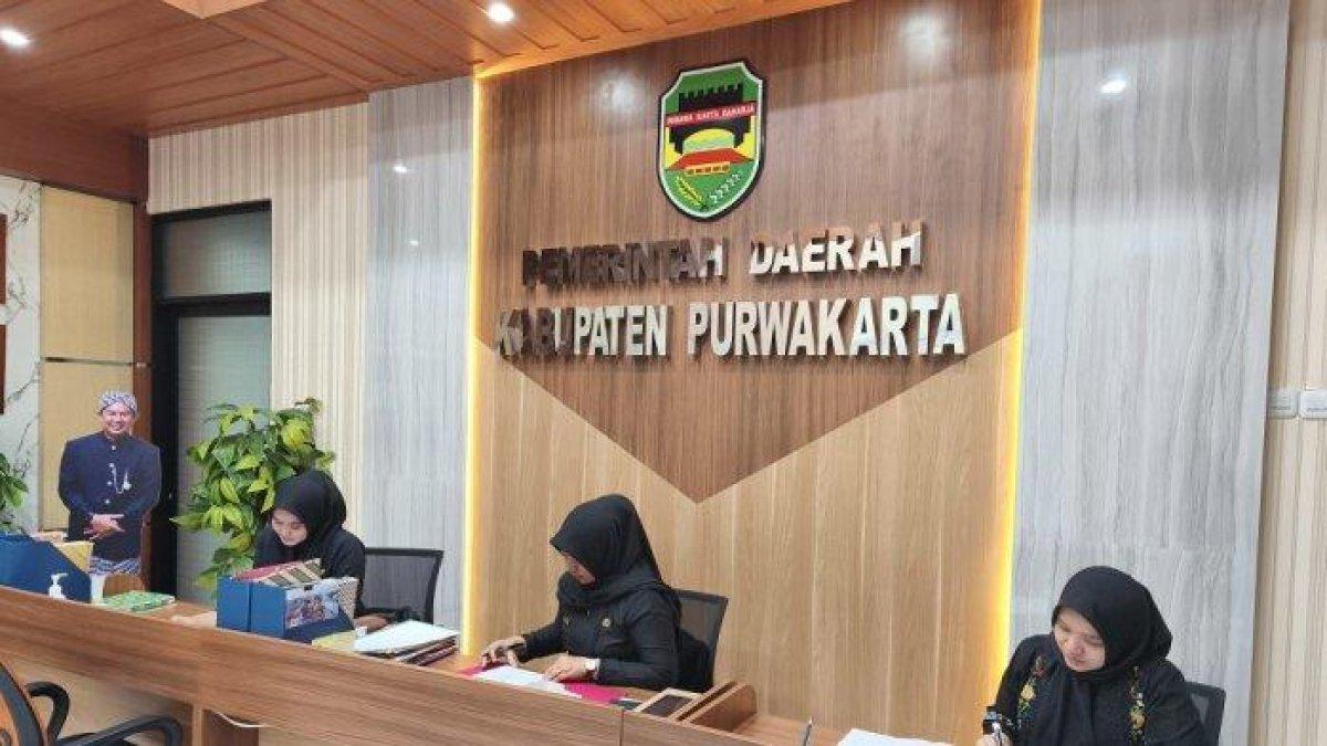 100 HARI KERJA - ASN di lingkungan Pemkab Purwakarta, Rabu (12/3/2025). ASN di lingkungan Pemkab Purwakarta kini diwajibkan menggunakan pakaian adat sunda setiap hari Rabu.