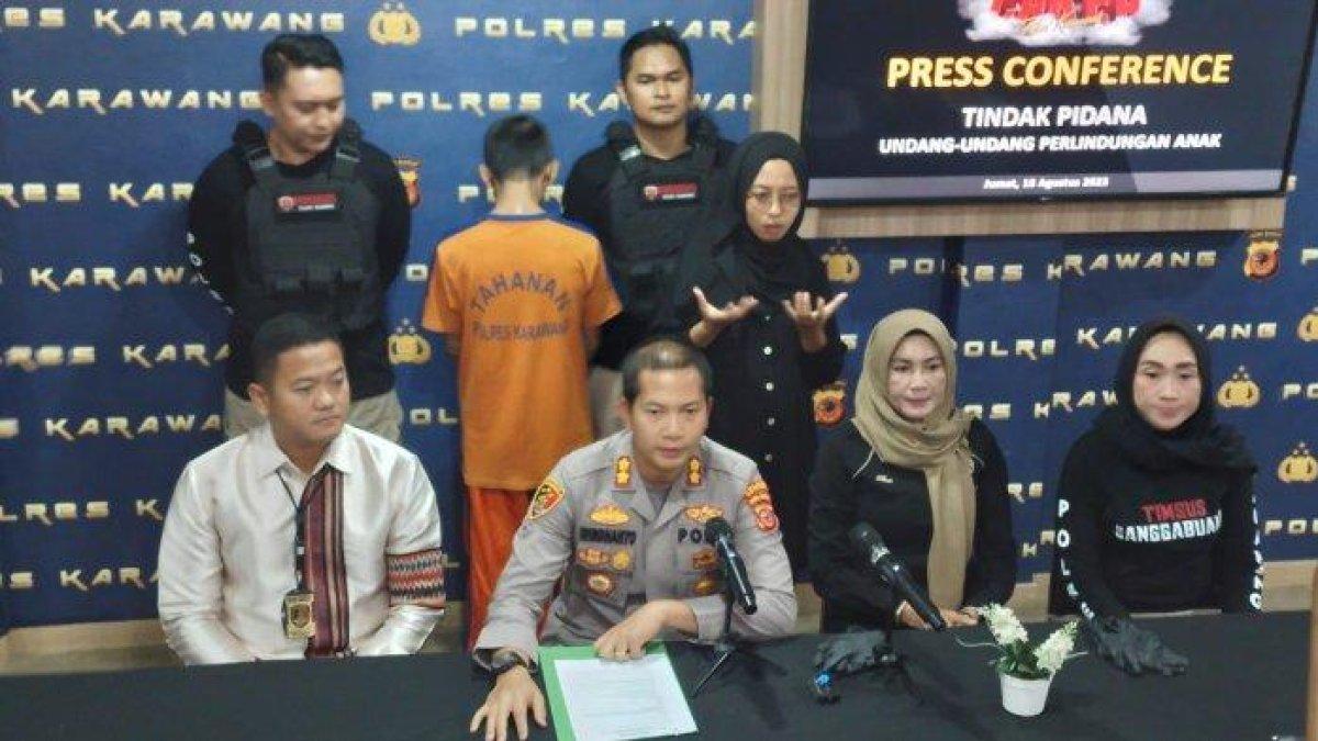 AW predator anak di Karawang (baju oranye). Pelaku AW saat dihadirkan di Polres Karawang, Jumat (18/8/2023).