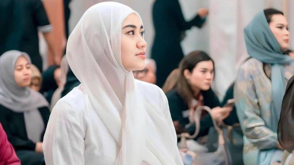Aaliyah Massaid tampil menawan dengan gamis dan hijab putih, Thoriq Halilintar beri pujian.