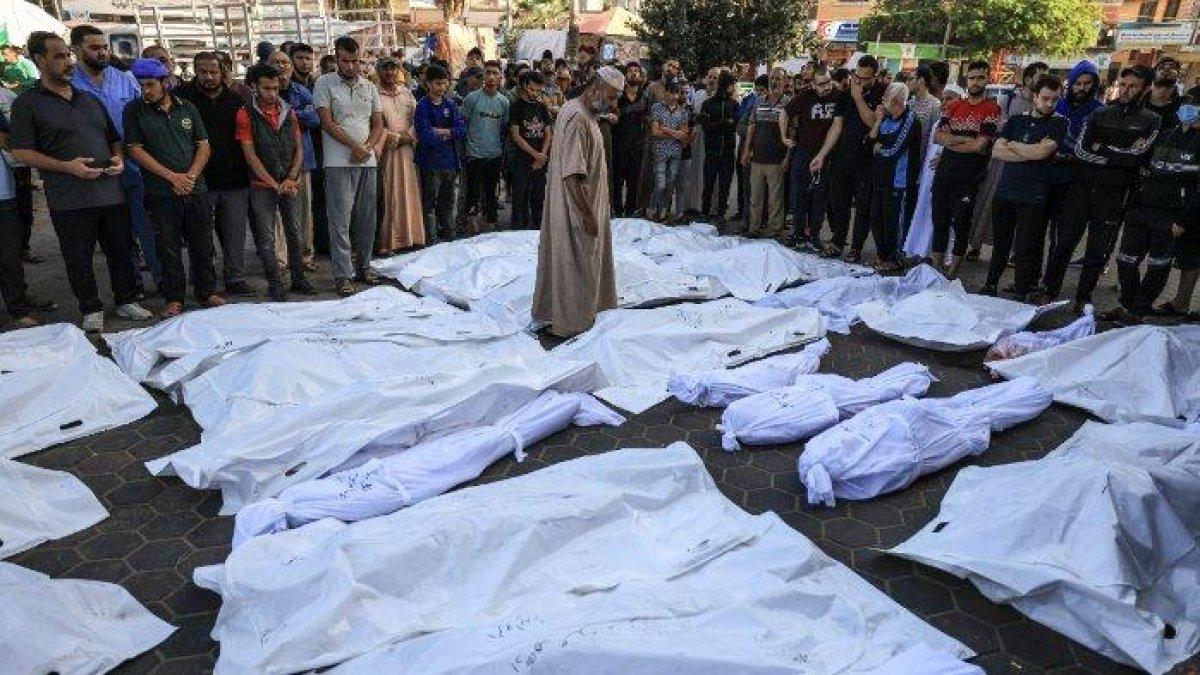 Abu Saher al-Maghari saat mengurus rsatusan mayat korban perang di Gaza