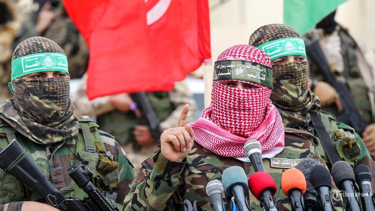 (FILE) Abu Ubaida (tengah), juru bicara Brigade Ezzedine al-Qassam, sayap militer gerakan Islam Palestina Hamas, berbicara dalam peringatan di kota Rafah di Jalur Gaza selatan pada 31 Januari 2017, untuk Mohamed Zouari, seorang 49- insinyur Tunisia dan ahli drone berusia satu tahun, yang dibunuh saat mengemudikan mobilnya di luar rumahnya di Tunisia pada bulan Desember 2016.