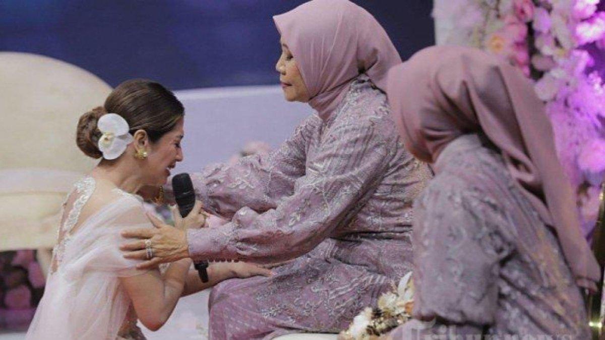 Acara lamaran Dewi Perssik dan Muhammad Rully.