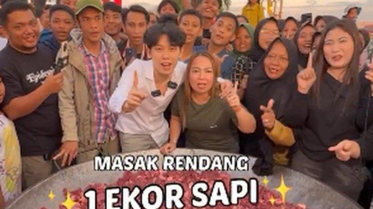 ACARA MASAK RENDANG - Acara masak rendang 200 kilogram yang digelar konten kreator, Willie Salim di Palembang berbuntut panjang. Pasalnya, setelah video ketika warga menyerbu dan mengambil rendang tersebut, muncul citra jelek terhadap Palembang. Akibatnya, Willie Salim dilaporkan oleh kantor hukum Ryan Gumay Lawfirm ke Polda Sumsel pada Sabtu (22/3/2025) kemarin.