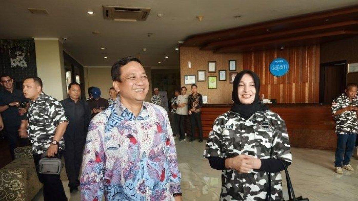 PROFIL WAKIL WALI KOTA PEKALONGAN - Achmad Afzan Arslan Djunaid saat berdiskusi dengan Balgis Diab di Hotel Dafam Pekalongan. Berikut ini adalah profil dan rekam jejak Wakil Wali Kota Terpilih Pekalongan 2024, Balgis Diab. Foto ini dipublikasikan kembali pada Selasa (18/2/2025).