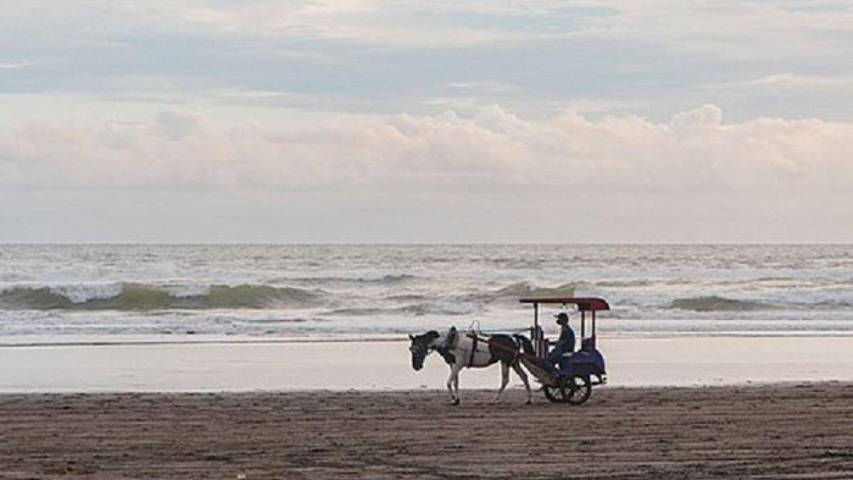Ada beberapa pantai dengan pasir berwarna hitam.
