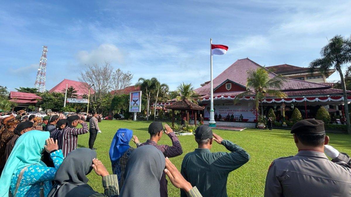 HARI PANCASILA KLATEN - Pemkab Klaten menggelar upacara peringatan Hari Lahir Pancasila di Halaman Pendopo Pemkab Klaten, Minggu (1/6/2025).