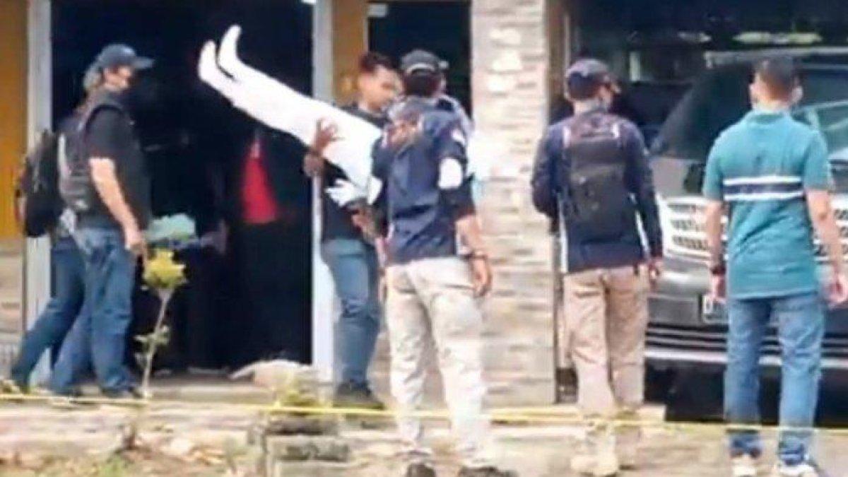 Adegan Yosep Hidayah membopong korban Amalia MUstika Ratu, setelah dieksekusi. Pra rekonsetruksi pembunuhan di Subang ini digelar pada Kamis (2/11/2023).