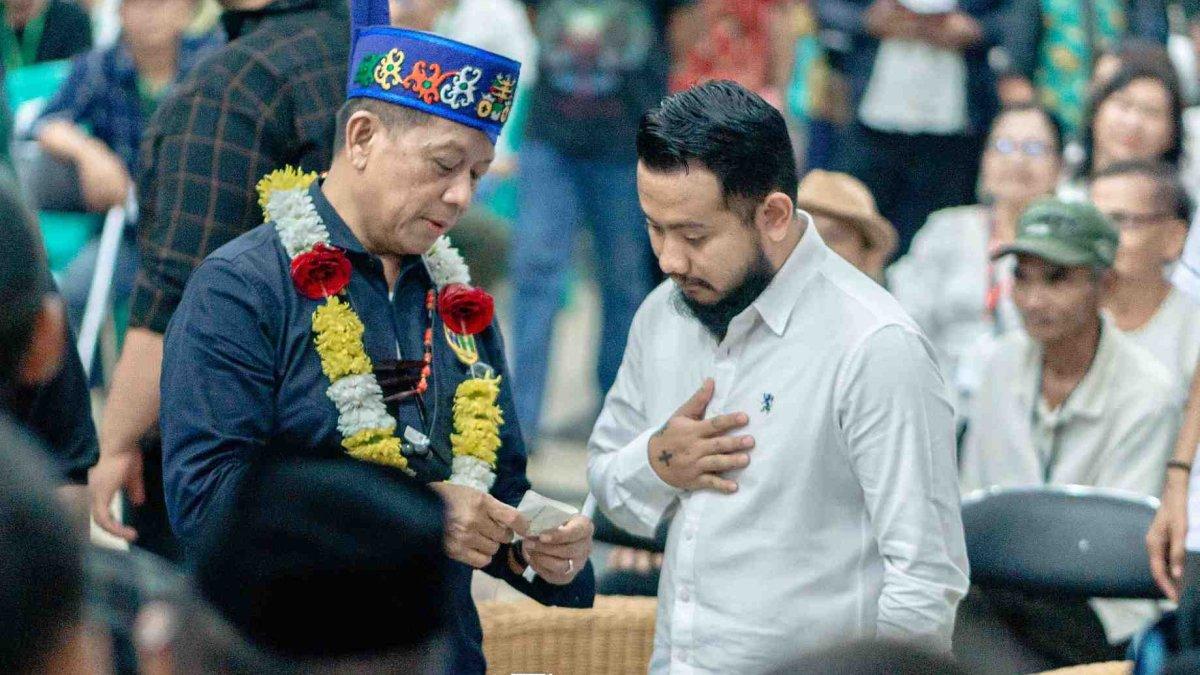 KEPALA DAERAH MUDA - Potret Adi Mula Nakalelu (kanan) diunduh dari Dok. Usman 7 Studio pada Selasa (11/2/2025). Adi Mula Nakalelu merupakan kepala daerah termuda di <a href='https://manado.tribunnews.com/tag/pilkada-2024' title='Pilkada 2024'>Pilkada 2024</a>.