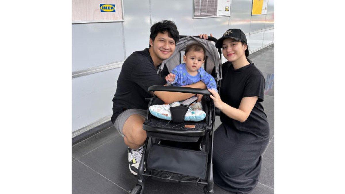 Aditya Zoni bersama Yasmine dan sang anak
