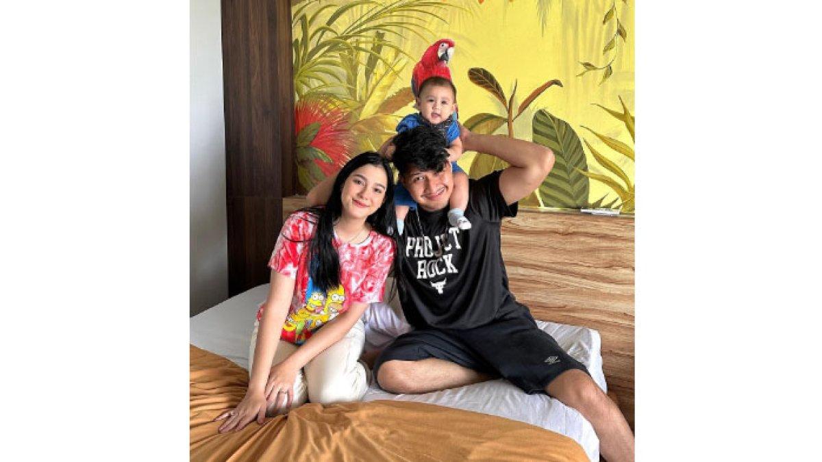 Aditya Zoni bersama istri dan anak