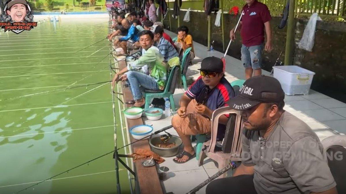 Adul asik mancing di empang d