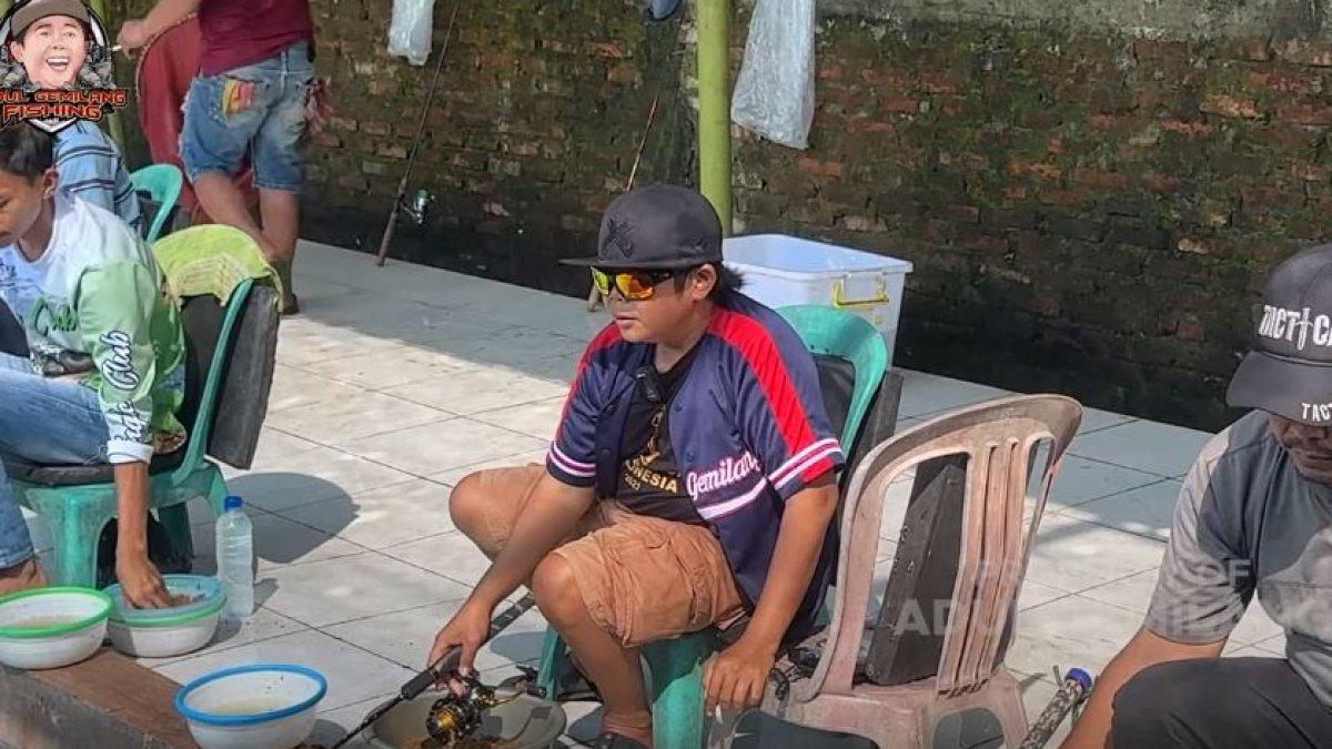 Adul asik mancing di empang