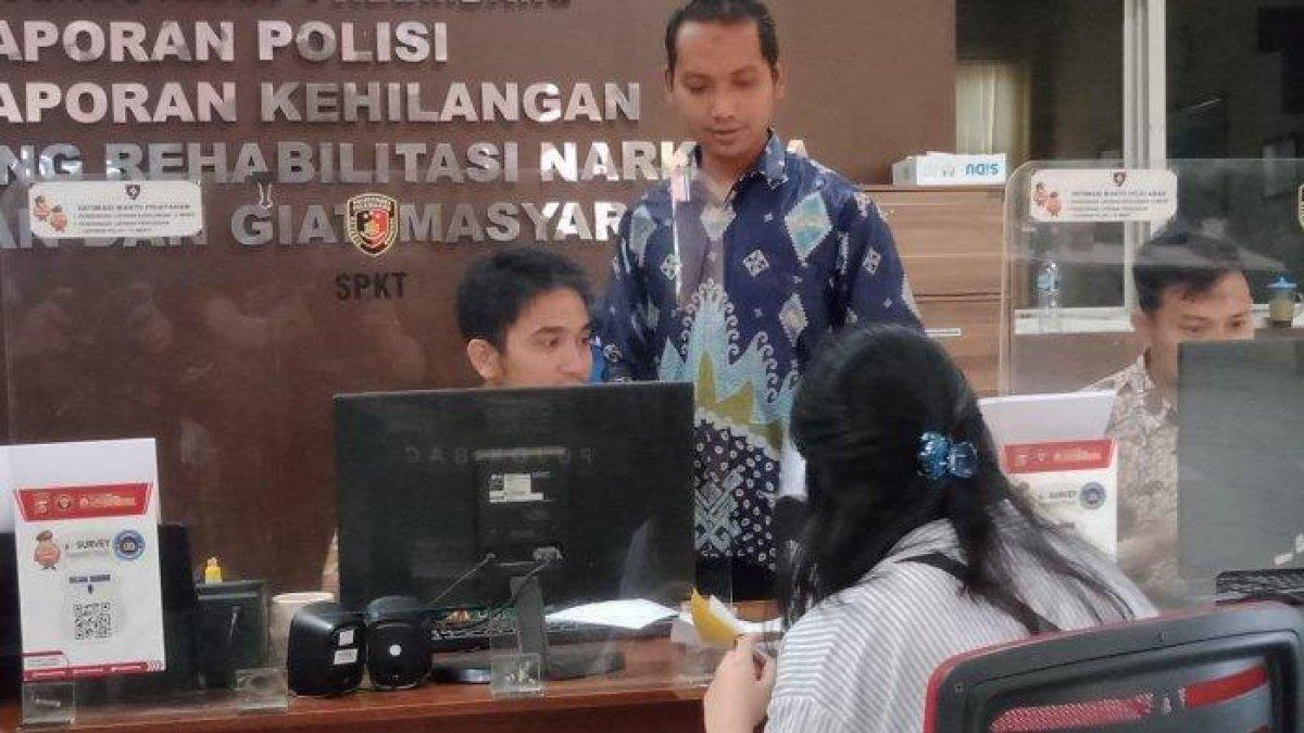 Adya Salwa Dyani saat melaporkan ke Polrestabes Palembang