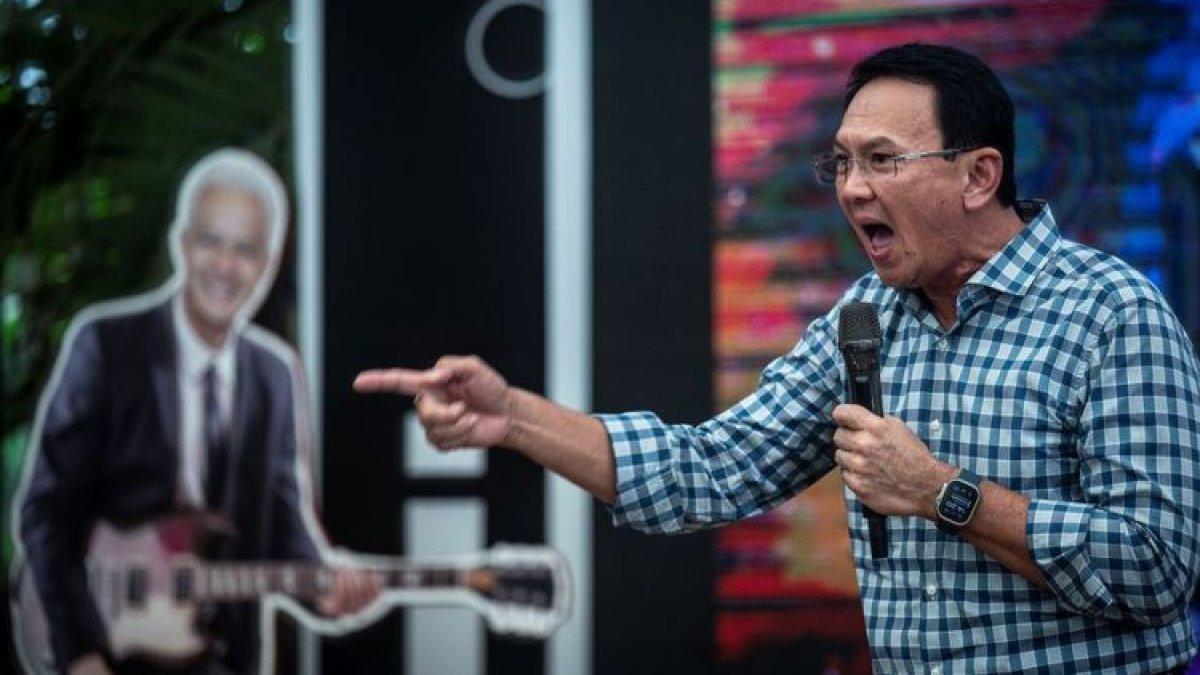 Politikus PDI Perjuangan Basuki Tjahaja Purnama alias Ahok menyampaikan orasi politiknya dalam acara Ahokers Bareng Ganjar di Rumah Aspirasi Relawan Ganjar-Mahfud, Jakarta, Minggu (4/2/2024). Relawan Ahokers resmi mendukung pasangan calon presiden dan calon wakil presiden nomor urut 3 Ganjar Pranowo-Mahfud MD pada Pilpres 2024. ANTARA FOTO/Aprillio Akbar/aww.