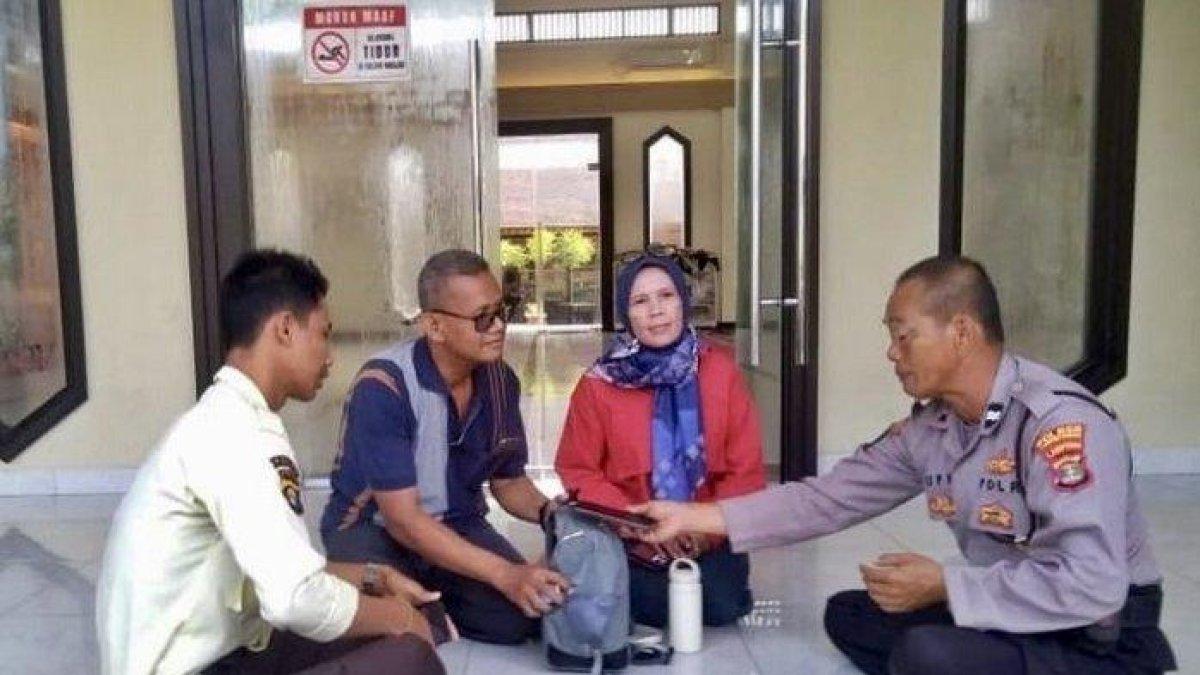 Aiptu Supriyanto (kanan) saat mengembalikan tas berisi uang milik pemudik