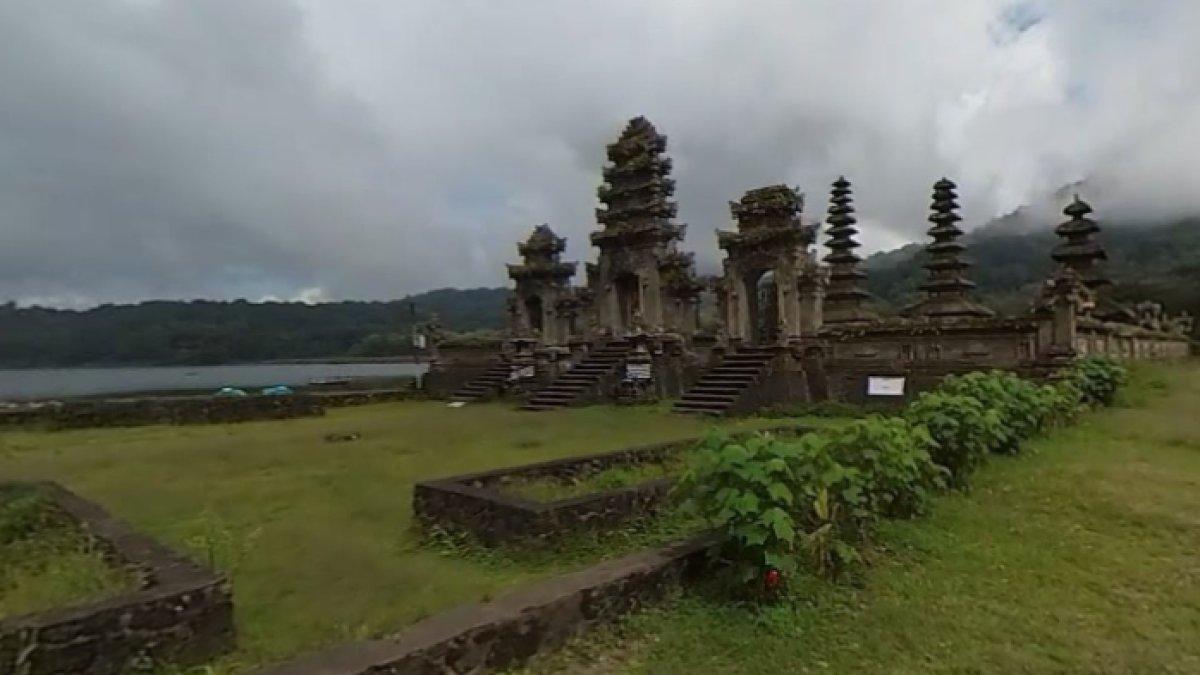 WISATA ALAM - Potret Danau Tamblingan diambil dari Google Street View pada Kamis (6/3/2025). Air Danau Tamblingan dipercaya sembuhkan penyakit.