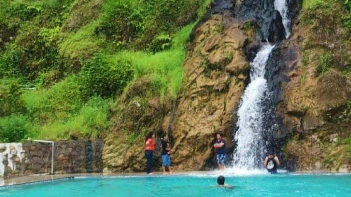 WISATA AIR - Potret pemandian Bukit Gibeon disadur dari Tribun-Medan.com pada Kamis (6/3/2025). Air Terjun Bukit Gibeon berada di Parsaoran Sibisa, Ajibata, Sionggang Utara, Lumban Julu, Kabupaten Toba Samosir, Sumatera Utara.