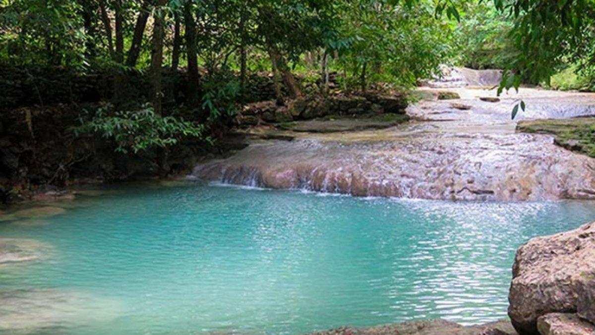 WISATA AIR - Potret kolam alami di Air Terjun Lepo disadur dari Kompas.com pada Senin (21/4/2025). Air Terjun Lepo berada di Bantul, Yogyakarta.