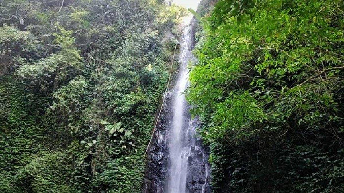WISATA AIR - Potret Air Terjun Montel disadur dari TribunJateng.com pada Jumat (14/3/2025). Air Terjun Montel berada di Kabupaten Kudus, Jawa Tengah