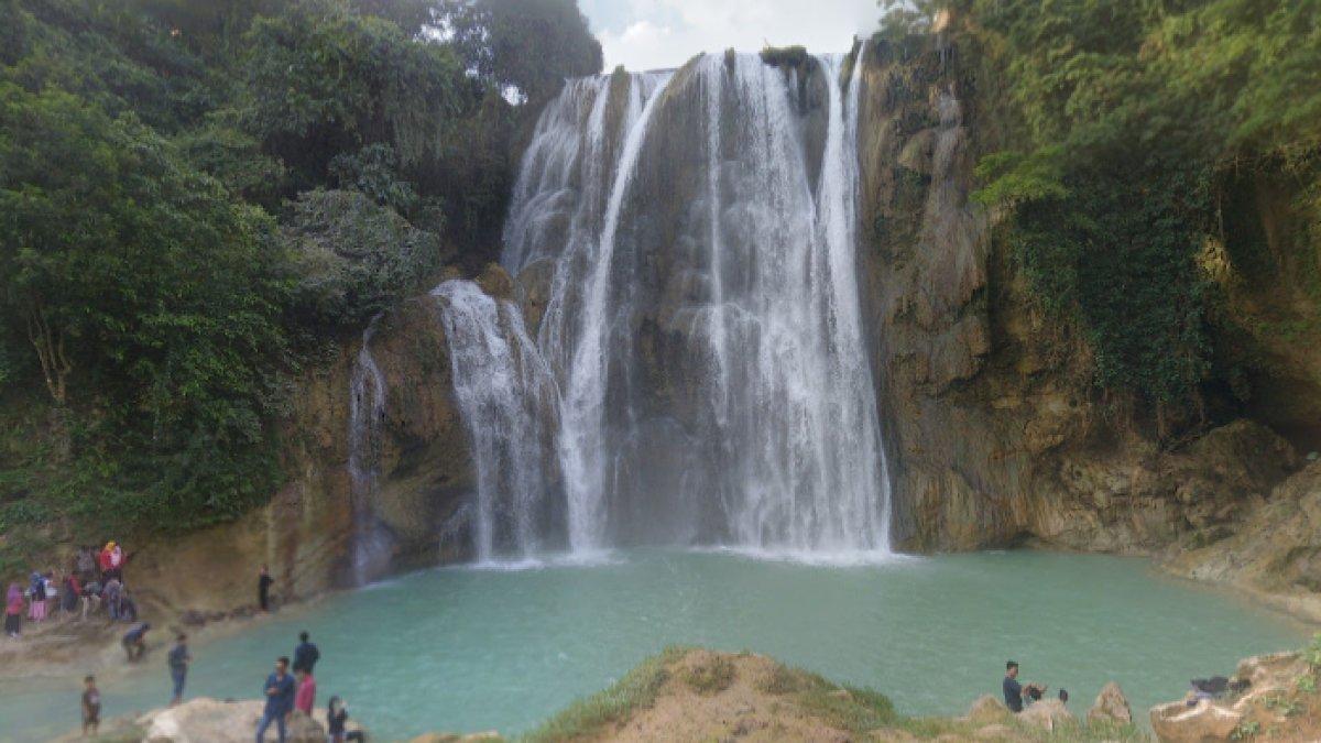 WISATA AIR - Potret Air Terjun Nglirip diambil dari Google Street View pada Jumat (28/3/2025). Air Terjun Nglirip terletak di Tuban, Jawa Timur.