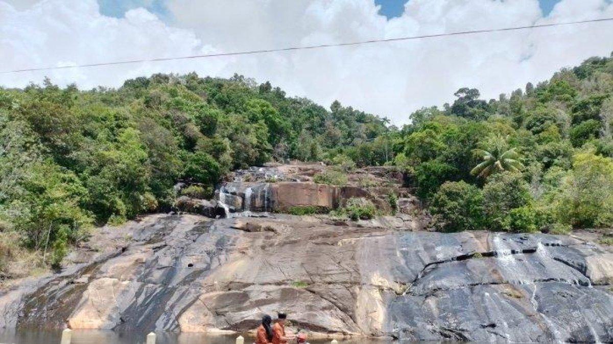 WISATA AIR TERJUN - Suasana Air Terjun Temburun, di Anambas, Jumat (12/4/2024). Air Terjun Temburun menawarkan pemandangan menyegarkan sekaligus menyenangkan.