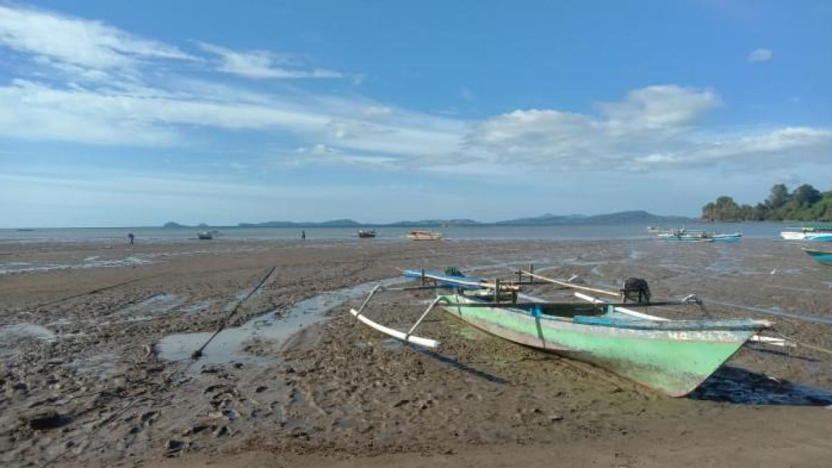 PERINGATAM TSUNAMI GORONTALO - Air laut surut di Ilodulunga saat peringatan tsunami. Warga panik, pemdes bilang normal. Benarkah aman?