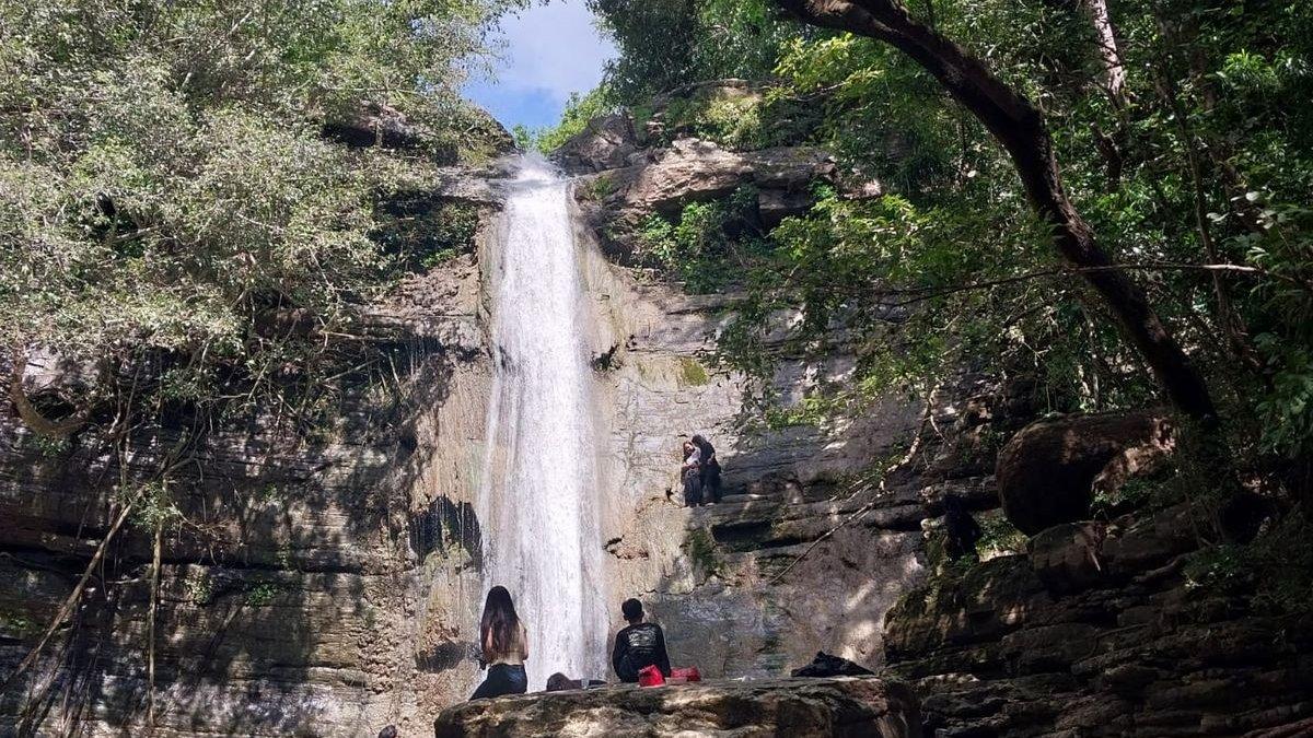 WISATA SUMBAWA: Air terjun Ai Nyember di Sumbawa menjadi destinasi wisata yang kerap dipadati wisatawan lokal. Sayang, tempat ini belum didukung infrastruktur memadai karena saat ini tak ada akses internet