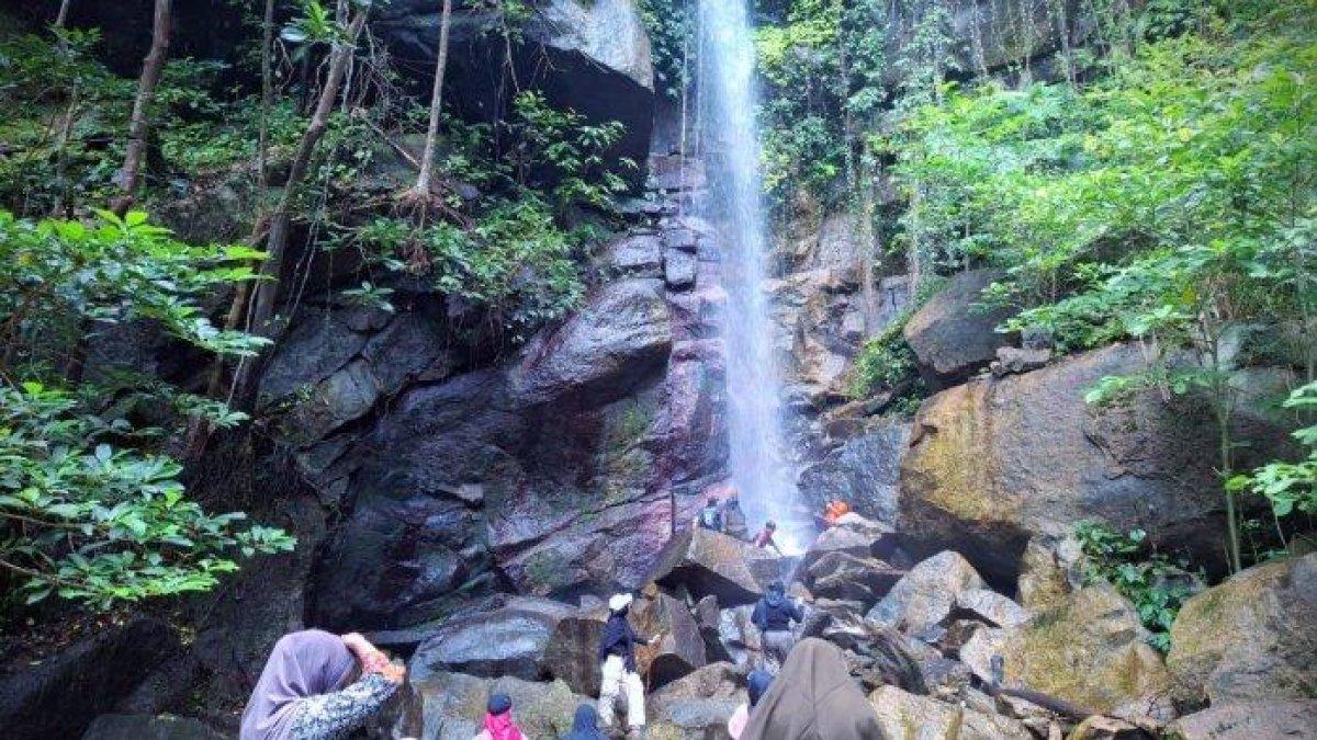 WISATA AIR TERJUN - Potret Air Terjun Gunung Ranai, Kabupaten Natuna, Provinsi Kepulauan Riau disadur dari TribunBatam.id pada Minggu (2/3/2025). Air terjun Gunung Ranai jadi lokasi pilihan warga untuk menikmati liburan akhir pekan.