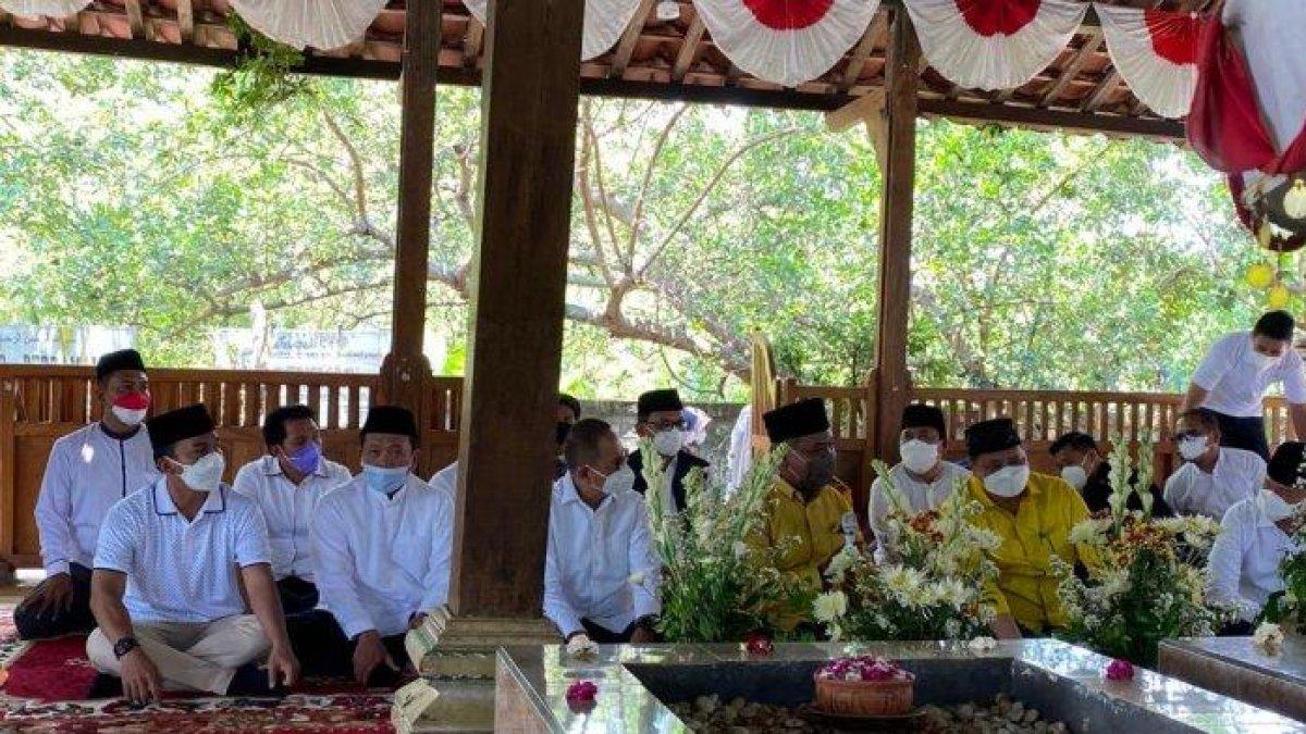 Menko Perekonomian Kabinet Indonesia Maju Airlangga Hartarto ziarah ke Makam Mbah Lim di Klaten.