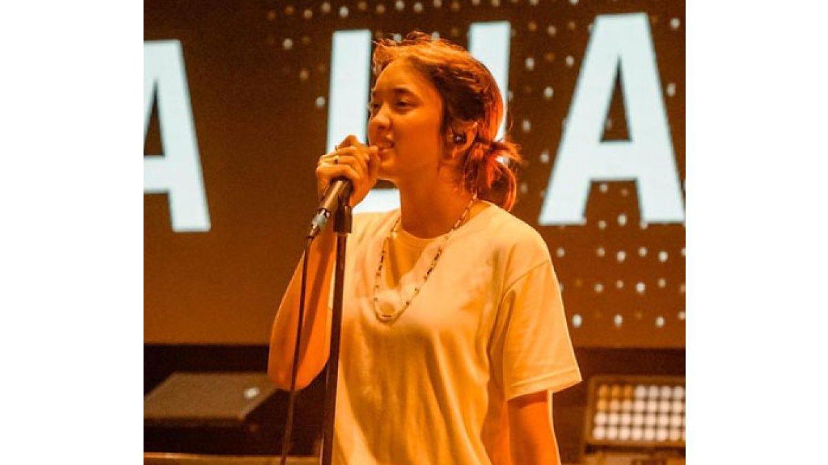 Aisha anak Duta tampil di atas panggung. aa