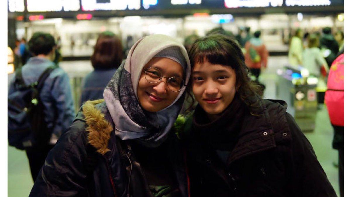 Aisha bersama sang ibu.