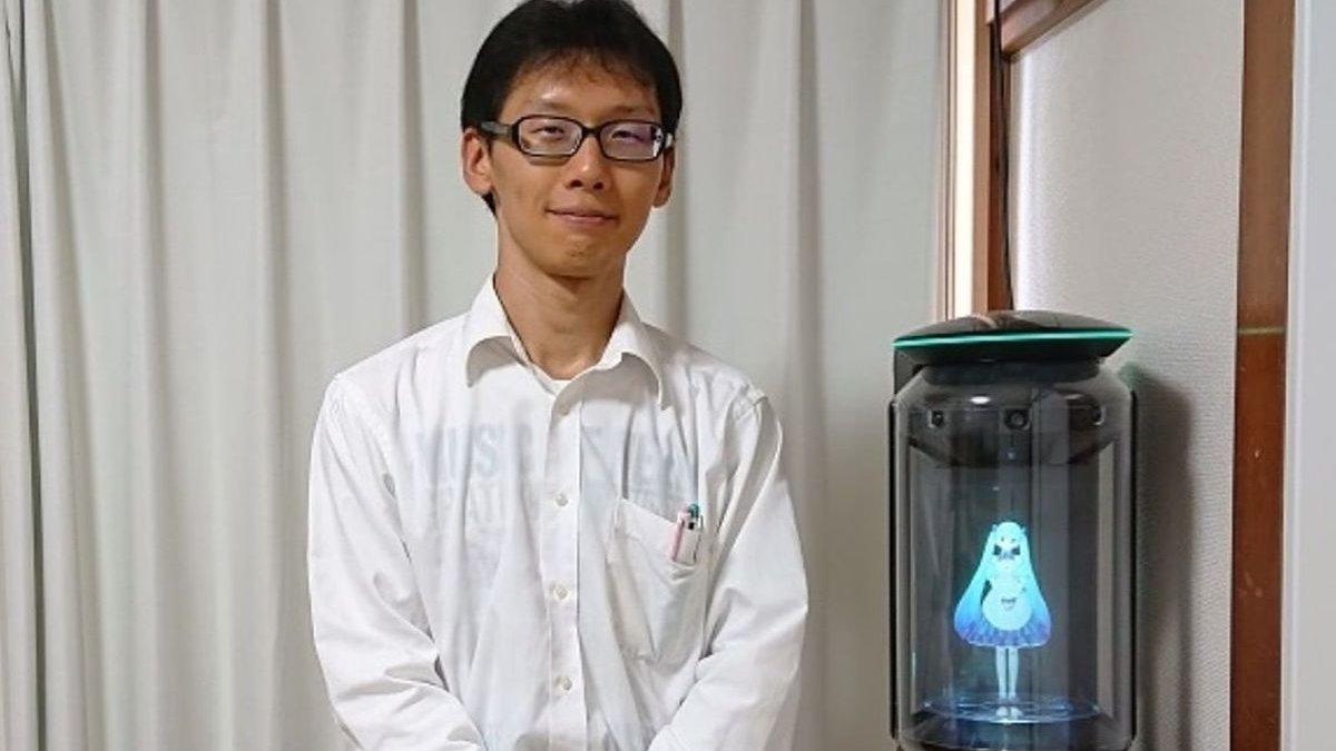 Akihiko Kondo (38) tengah berpose bersama istri fiksinya, Hatsune Miku setelah empat tahun hidup berumah tangga.