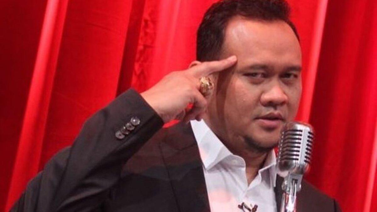 Aksi Cak Lontong saat di atas panggung.