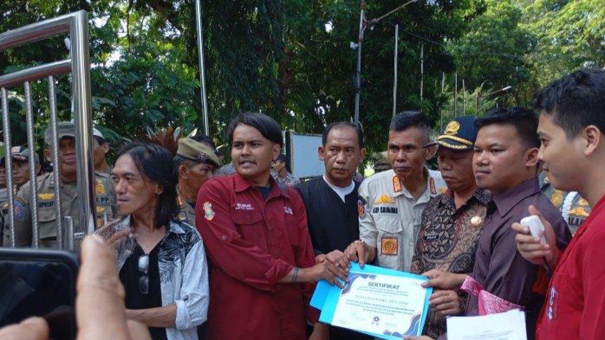 PROGRAM BUPATI SUBANG - Aksi Mahasiswa dan Masyarakat Subang saat demo kritisi 100 Hari Kinerja Bupati Subang Reynaldy.