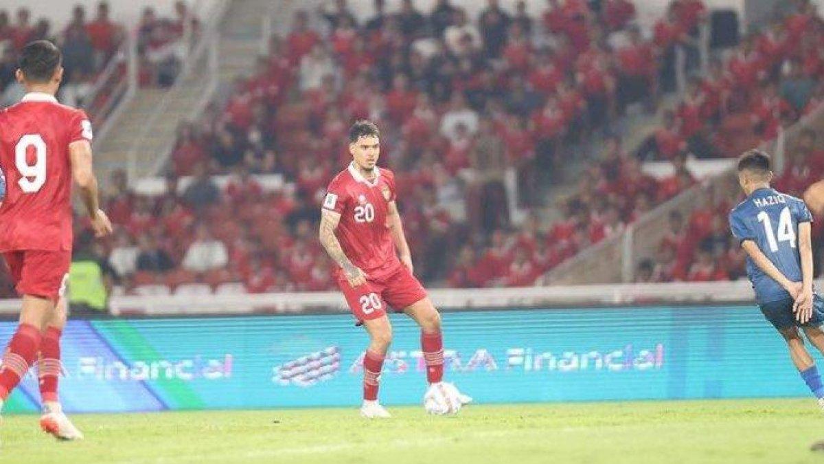 Aksi Shayne Pattynama saat membela Timnas Indonesia melawan Brunei Darussalam pada Kualifikasi Piala Dunia 2026, di Stadion Utama Gelora Bung Karno (SUGBK), pada Kamis (12/10/2023) malam WIB.