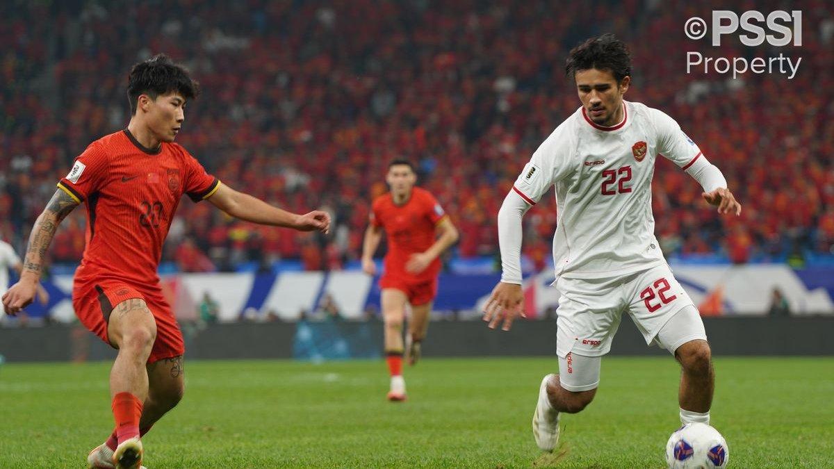CHINA VS INDONESIA - Aksi gelandang timnas Indonesia Nathan Tjoe-A-On pada laga China vs Indonesia | Peluang Indonesia lolos Piala Dunia 2026 usai kalah dari CHina.